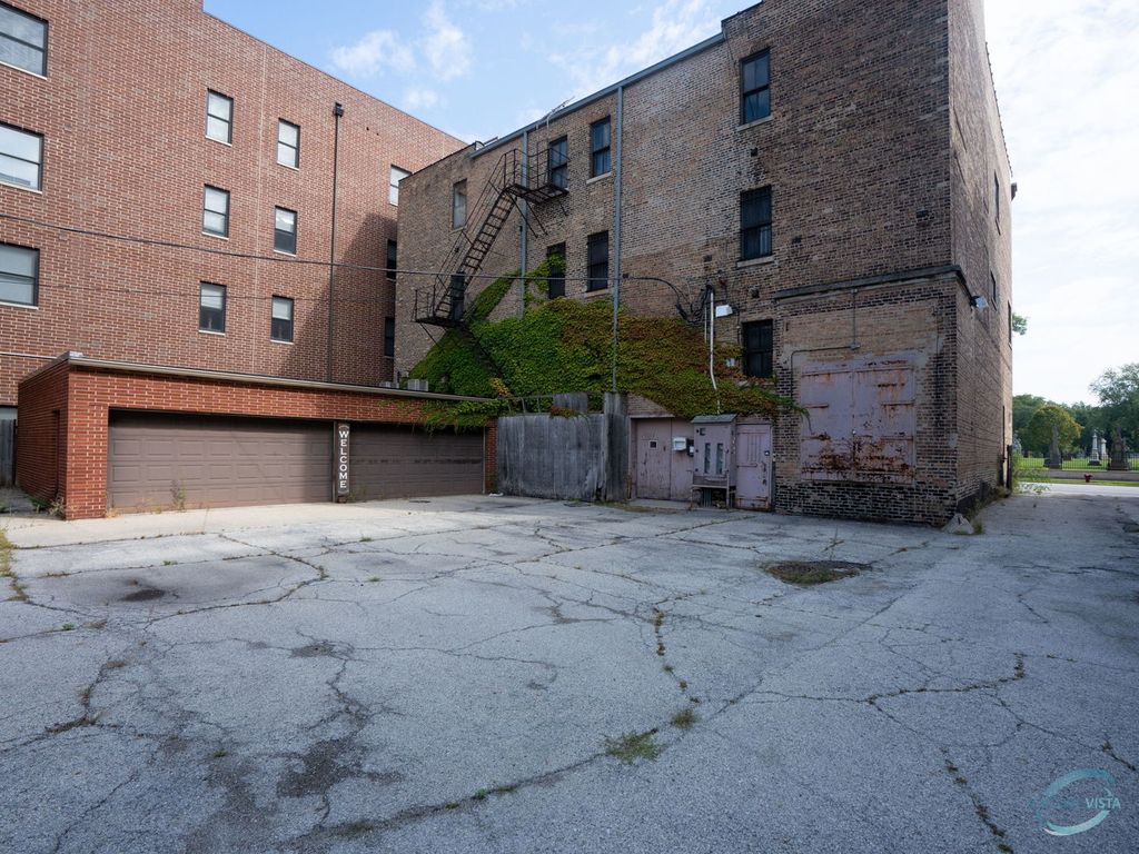 Image 5 of property listing at 4848 N Clark Street, Chicago, IL 60640