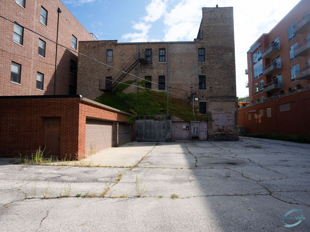 Image 6 of property listing at 4848 N Clark Street, Chicago, IL 60640
