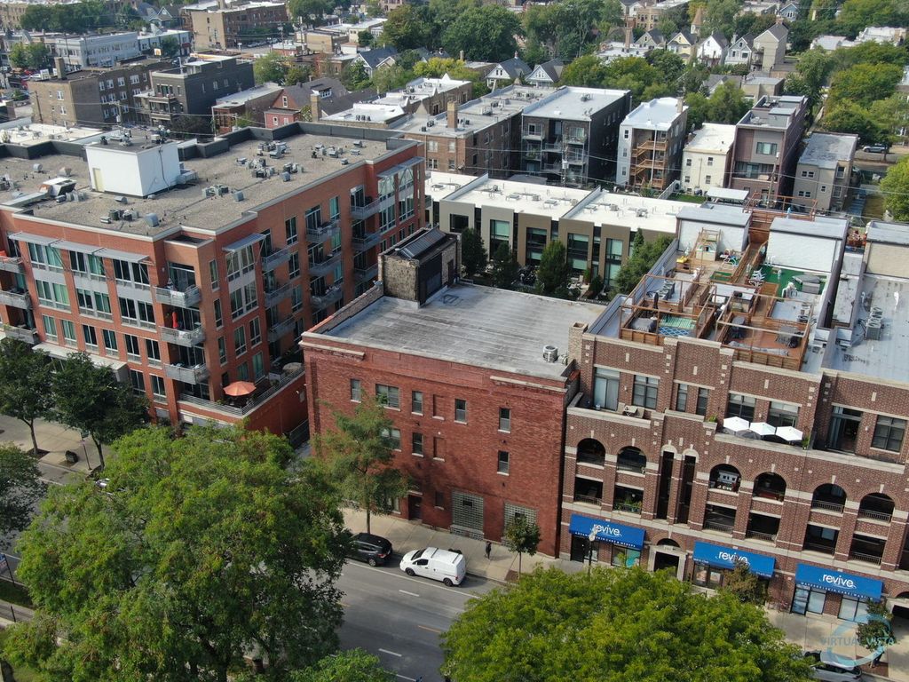 Image 8 of property listing at 4848 N Clark Street, Chicago, IL 60640