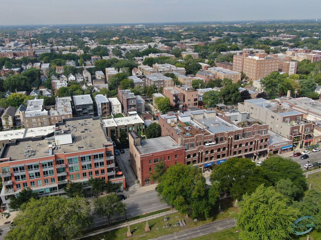 Image 9 of property listing at 4848 N Clark Street, Chicago, IL 60640