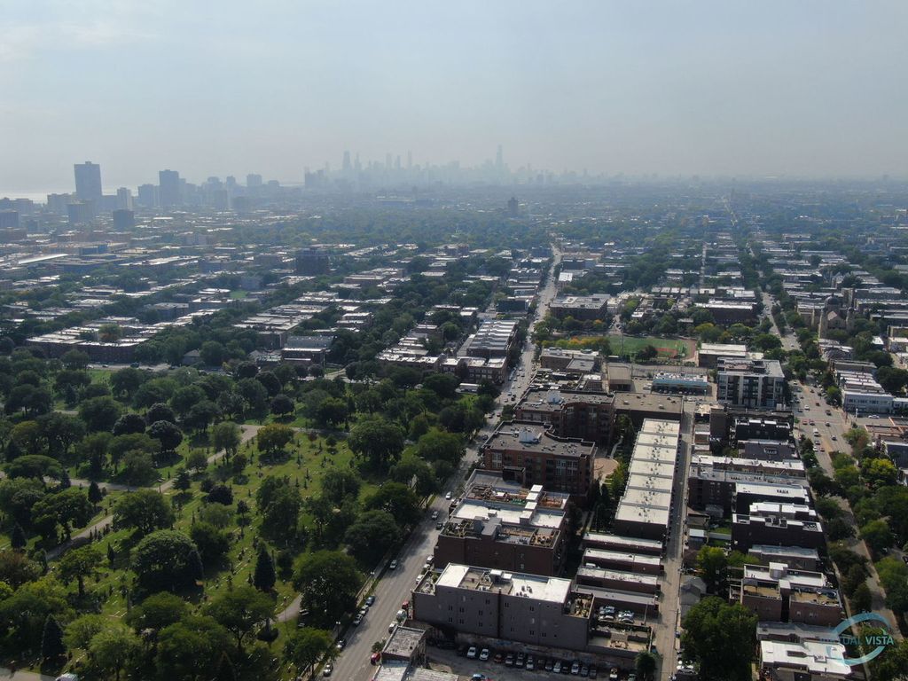Image 10 of property listing at 4848 N Clark Street, Chicago, IL 60640