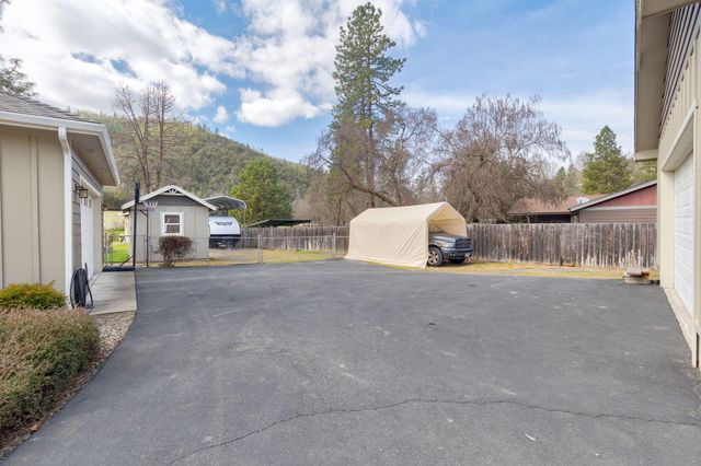 9547 Old Stage Road, Central Point, OR 97502