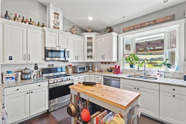 9547 Old Stage Road, Central Point, OR 97502