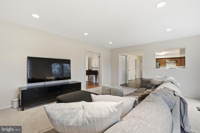 305 COUNTRYVIEW DR, Bryn Mawr, PA 19010