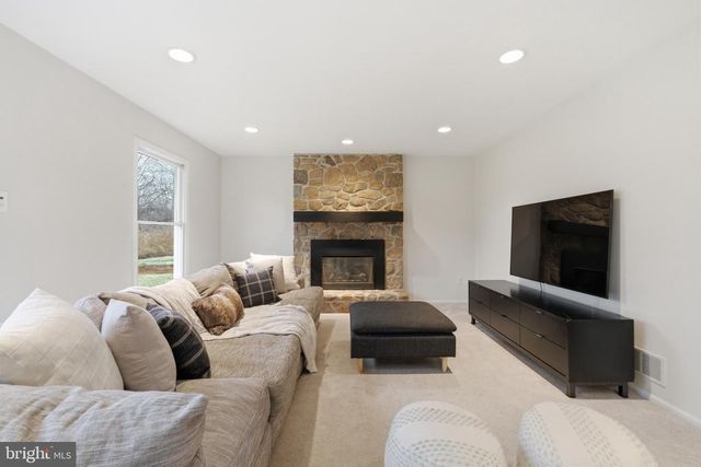 305 COUNTRYVIEW DR, Bryn Mawr, PA 19010