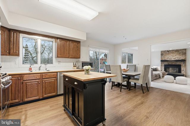 305 COUNTRYVIEW DR, Bryn Mawr, PA 19010