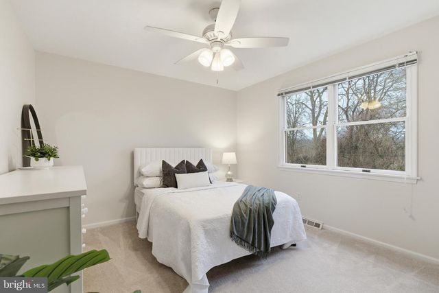 305 COUNTRYVIEW DR, Bryn Mawr, PA 19010