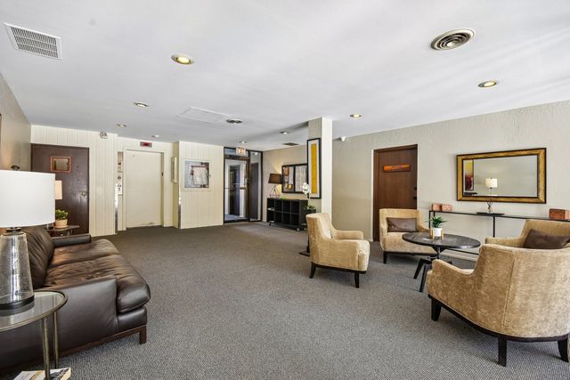 414 Clinton Place 502, River Forest, IL 60305