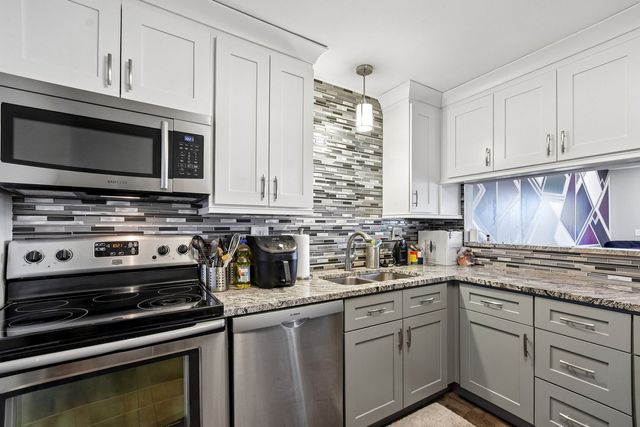 414 Clinton Place 502, River Forest, IL 60305