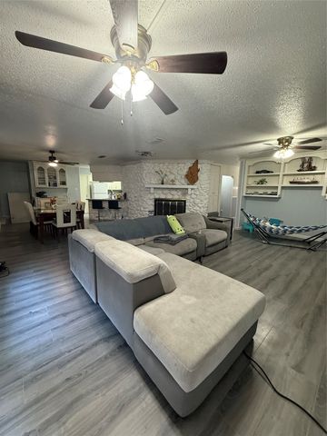 132 SHADY SHORES Drive, Mabank, TX 75156