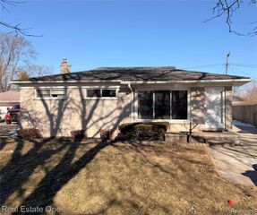 6582 Sterling Court, Garden City, MI 48135