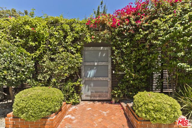 136 Beloit Avenue, Los Angeles, CA 90049