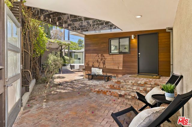 136 Beloit Avenue, Los Angeles, CA 90049