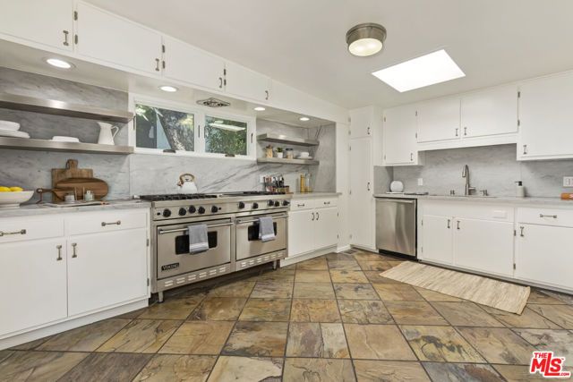 136 Beloit Avenue, Los Angeles, CA 90049