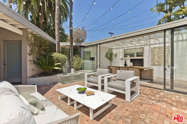 136 Beloit Avenue, Los Angeles, CA 90049