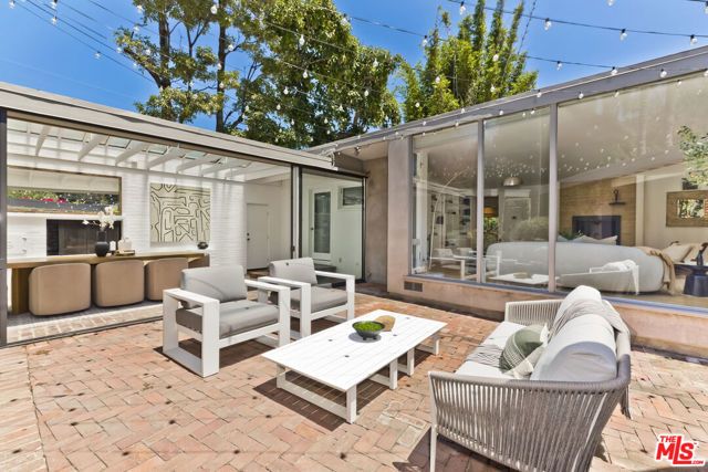 136 Beloit Avenue, Los Angeles, CA 90049