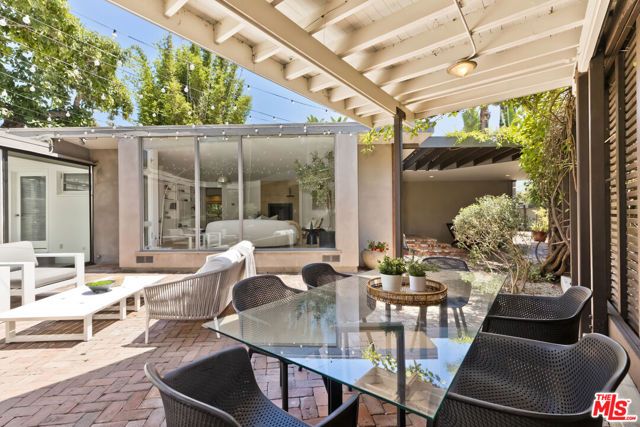 136 Beloit Avenue, Los Angeles, CA 90049