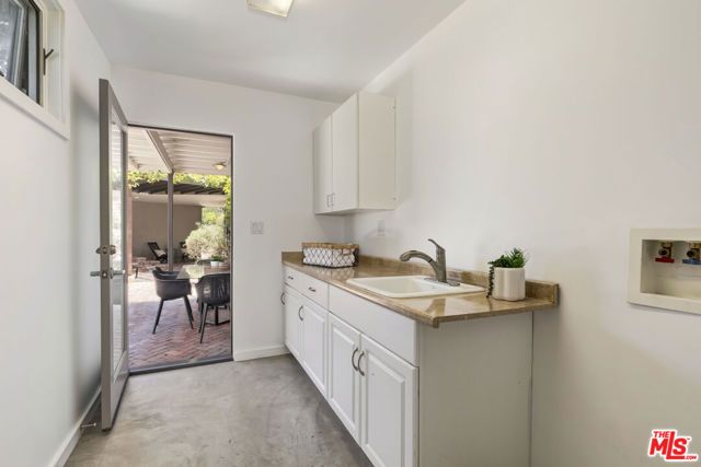 136 Beloit Avenue, Los Angeles, CA 90049