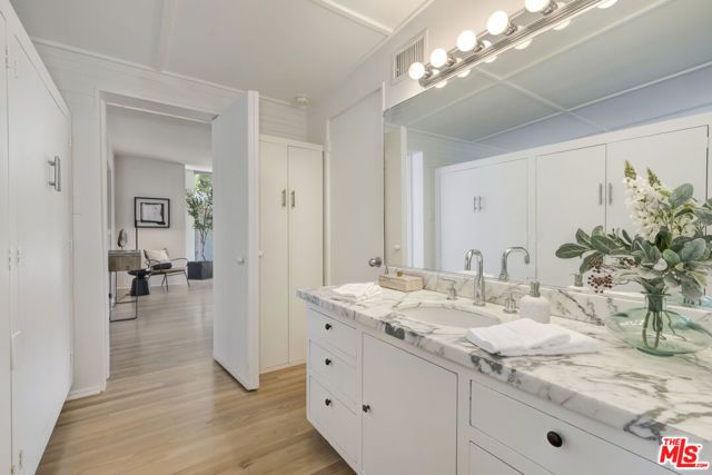 136 Beloit Avenue, Los Angeles, CA 90049