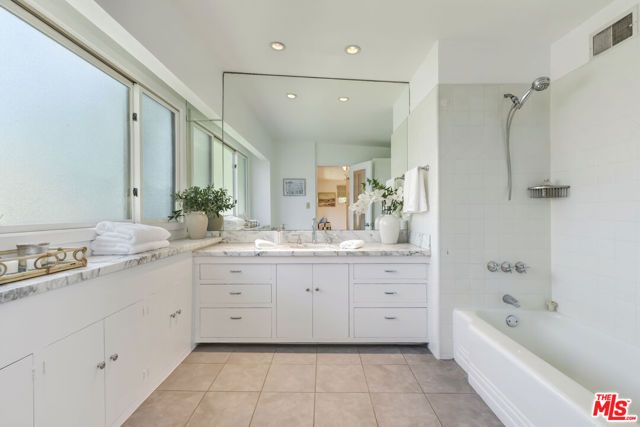 136 Beloit Avenue, Los Angeles, CA 90049
