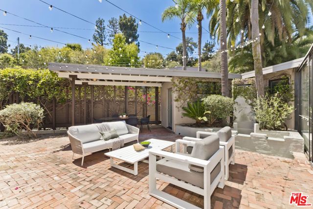 136 Beloit Avenue, Los Angeles, CA 90049
