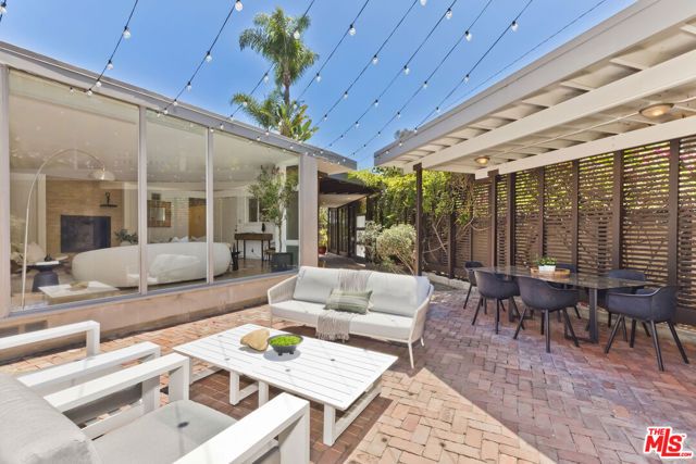 136 Beloit Avenue, Los Angeles, CA 90049