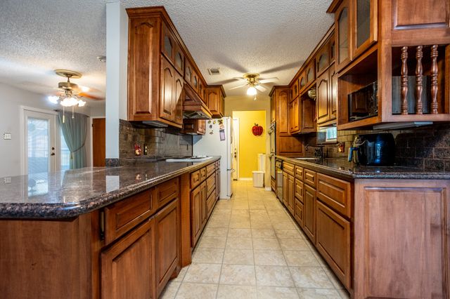 950 SYCAMORE Lane, Lancaster, TX 75146