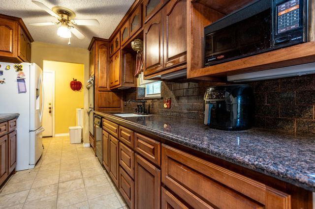 950 SYCAMORE Lane, Lancaster, TX 75146