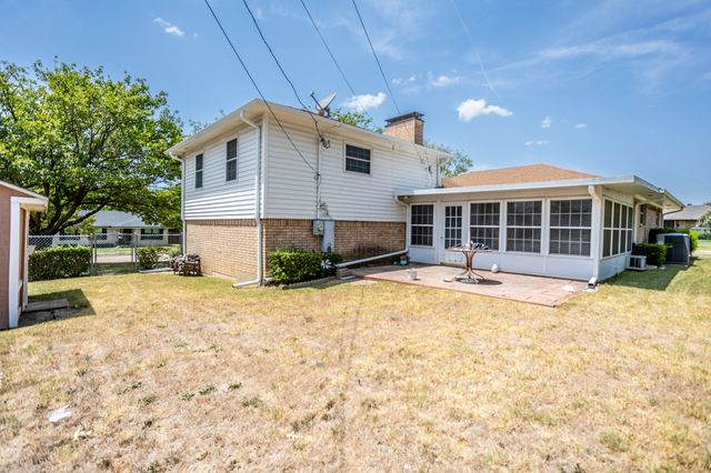 950 SYCAMORE Lane, Lancaster, TX 75146