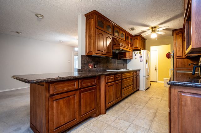 950 SYCAMORE Lane, Lancaster, TX 75146