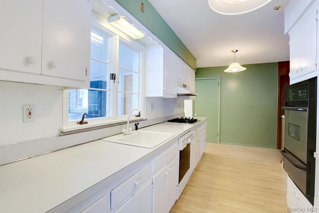 5 Steinway Court, Suffern, NY 10901