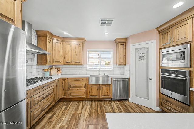 2919 E WOODLAND Drive, Phoenix, AZ 85048