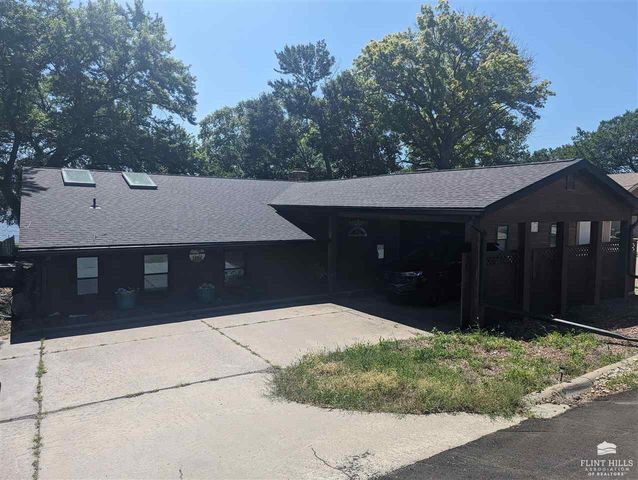 5720 Elbo View Dr., Manhattan, KS 66502