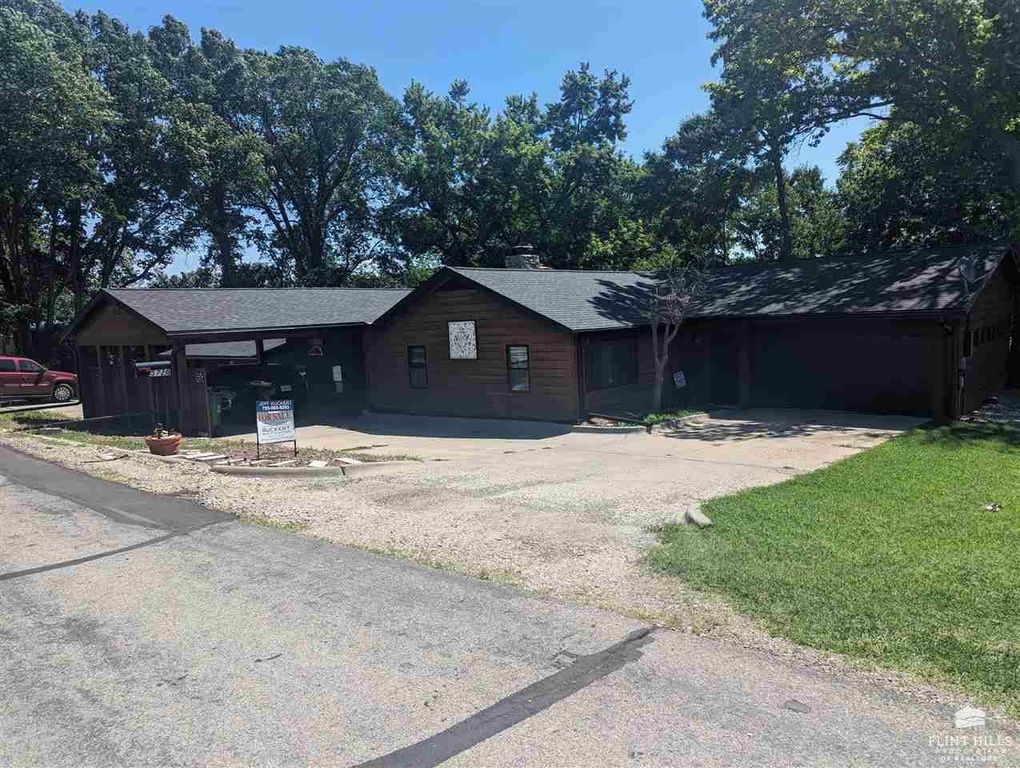 5720 Elbo View Dr., Manhattan, KS 66502