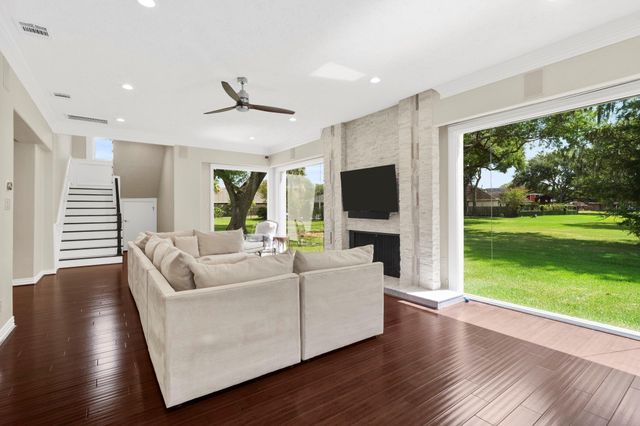 9 Charleston Street S, Sugar Land, TX 77478