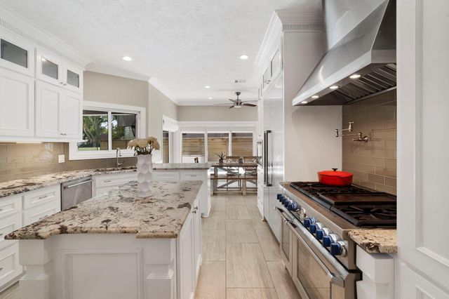 9 Charleston Street S, Sugar Land, TX 77478