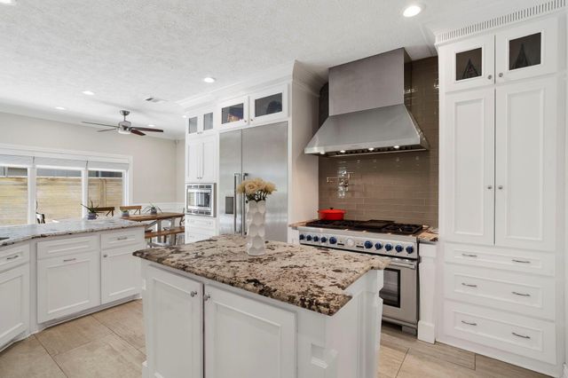 9 Charleston Street S, Sugar Land, TX 77478