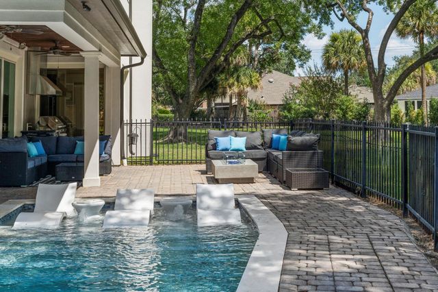 9 Charleston Street S, Sugar Land, TX 77478