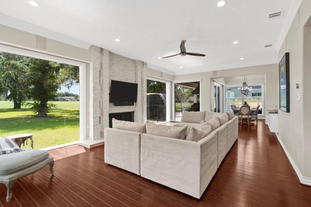 9 Charleston Street S, Sugar Land, TX 77478