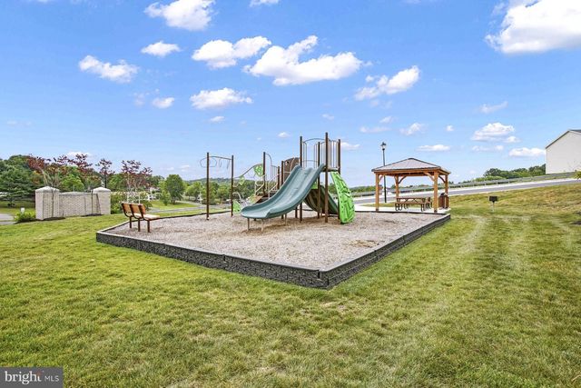 26 PADDINGTON ST, Falling Waters, WV 25419