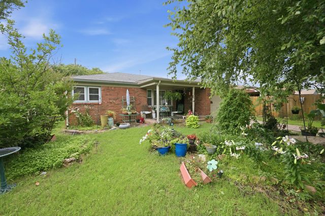 2857 S Larkin Dr, Wichita, KS 67216