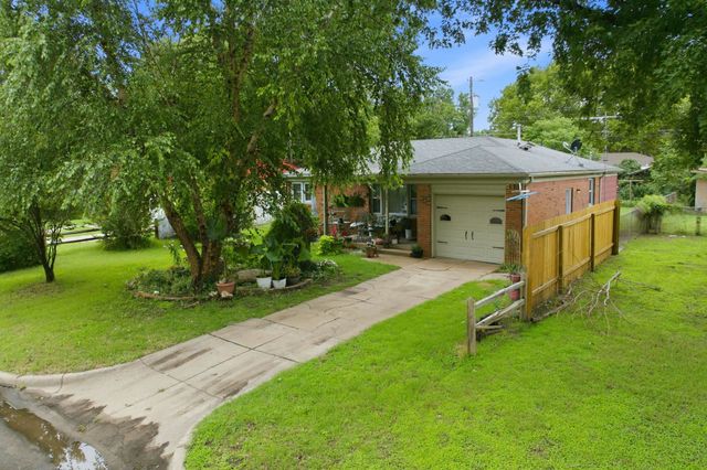 2857 S Larkin Dr, Wichita, KS 67216
