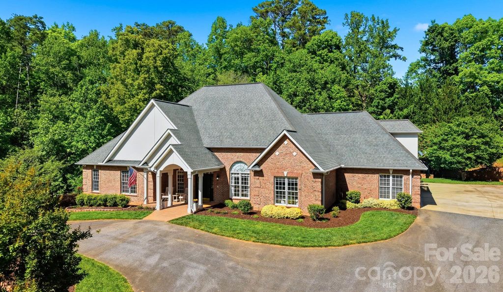 890 18th Avenue Court NW, Hickory, NC 28601