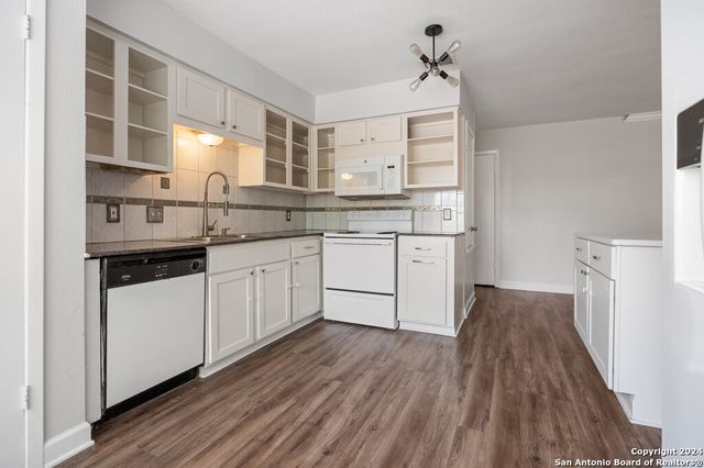 7711 Callaghan Rd Apt 104, San Antonio, TX 78229