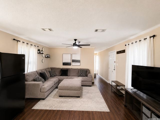 4814 Young Oak, Elmendorf, TX 78112