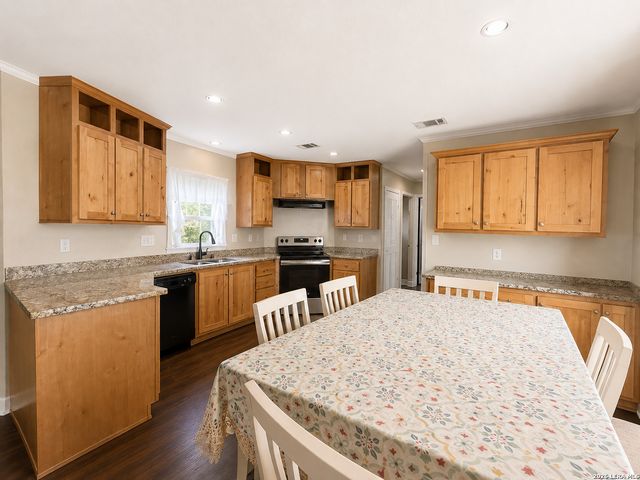 4814 Young Oak, Elmendorf, TX 78112