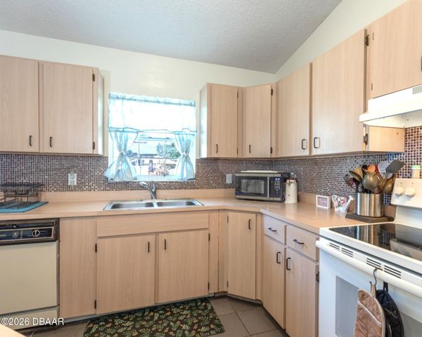 1688 Montgomery Avenue, Daytona Beach, FL 32117