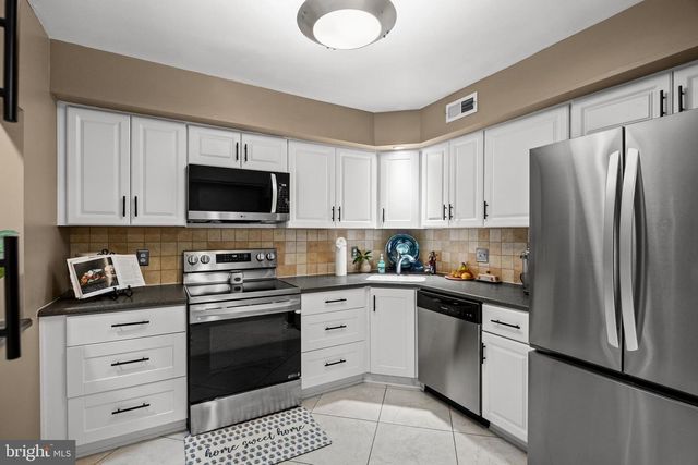 136 LAMPLIGHTER CT, Marlton, NJ 08053