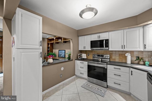 136 LAMPLIGHTER CT, Marlton, NJ 08053