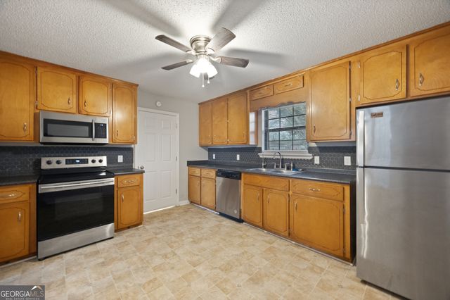 913 Churchfield Drive, Hinesville, GA 31313